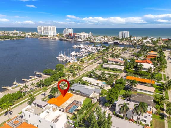 Bayfront Villa 4 BR with Heated Pool 10 min walk to Beach - Image 2