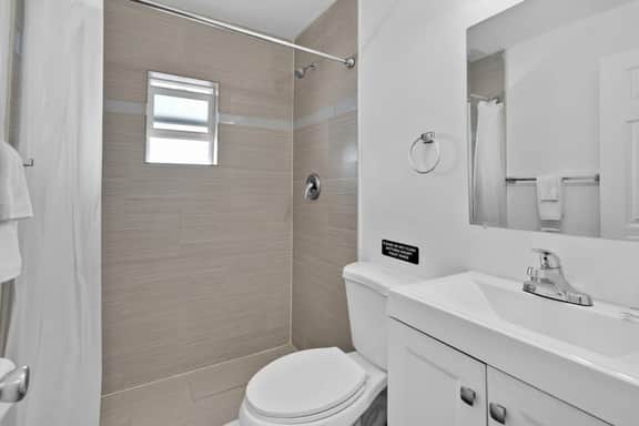 Cozy Studio 2 Blocks from the Beach – Unit 4 - Image 4