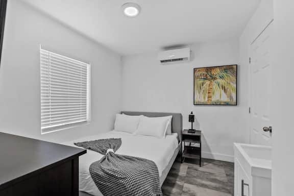 Cozy Studio 2 Blocks from the Beach - Unit #3 - Image 2