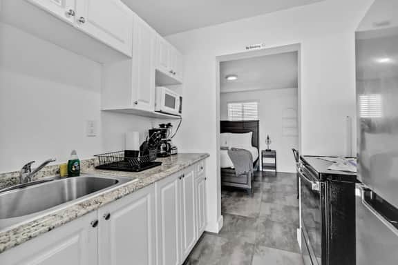 Charming 2 BR Walking Distance to Ocean - Unit 2 - Image 4