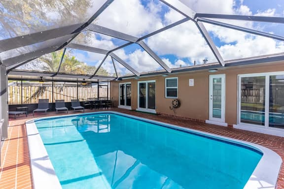 Pool + Game Room 4BR · Cheerful Hollywood Getaway - Image 1