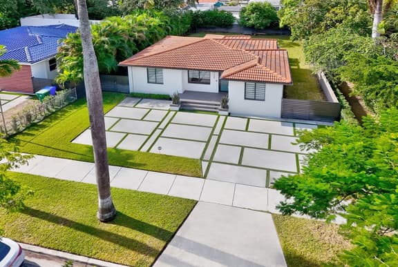 Modern 3BR Home · Huge Backyard, Mins to Brickell - Image 1
