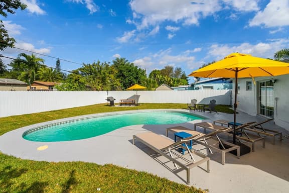 Private Pool 3BR Sleeps 8 · Modern Hollywood Home - Image 1