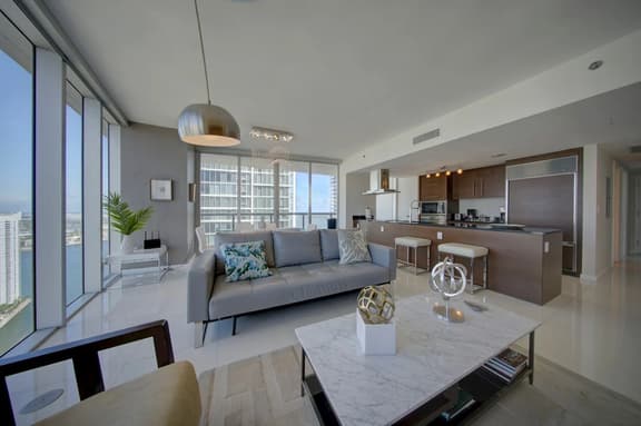 Spectacular 46th Floor Corner 2BR Bay & City View - Image 1