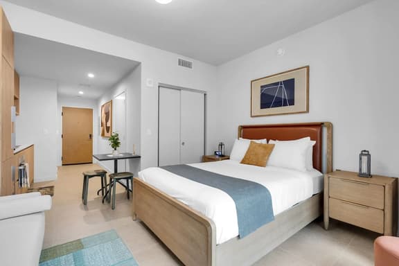 Luxury Studio · Balcony + Rooftop Pool, Downtown - Image 1