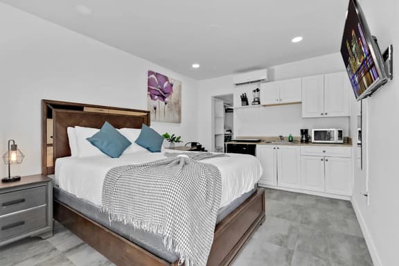 Charming Studio Walking Distance To Ocean - Unit 8 - Image 1