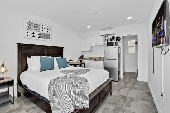 Cozy Beach Studio | 1 Min to Hollywood Broadwalk - Image 1