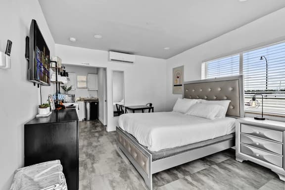 Beach Studio · 2 Min Walk to Hollywood Broadwalk - Image 1