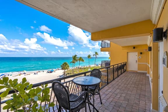 Oceanfront 2BR/2BA · Pool, Free Parking + Views - Image 1