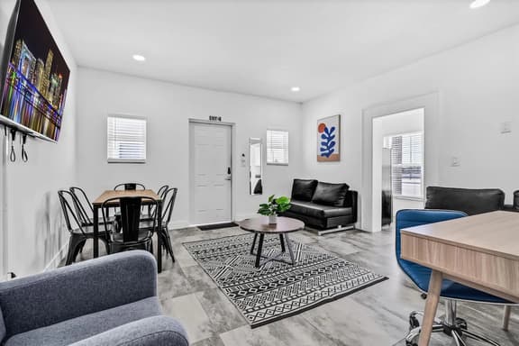 1 block to the Beach 1BR Sleeps 6 · On Hollywood - Image 1