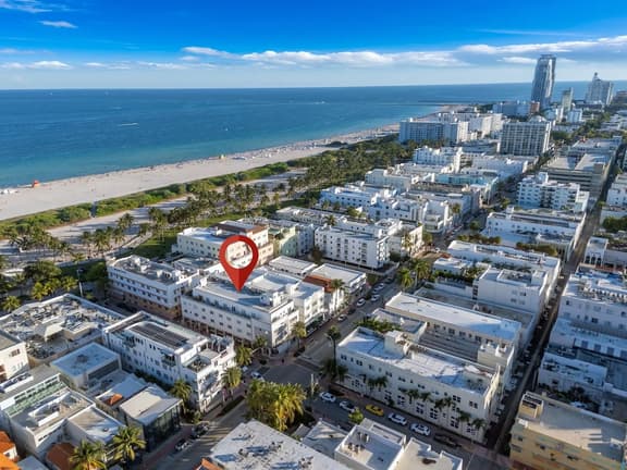 1 Block to Beach · South Beach 1BR for 6, Collins - Image 1