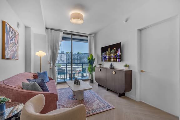 Luxe Wynwood 1BR · Balcony + Rooftop Pool, Miami - Image 1