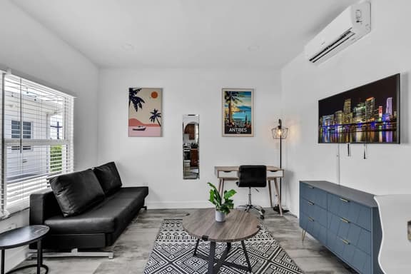 Steps to Beach 1BR · Hollywood Broadwalk Suite 10 - Image 1