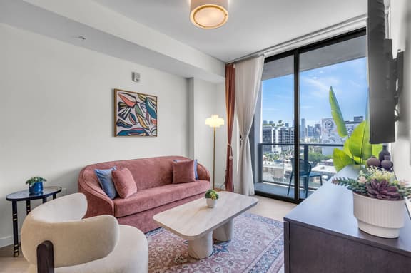 King Bed Wynwood 1BR · Rooftop Pool + Views - Image 1