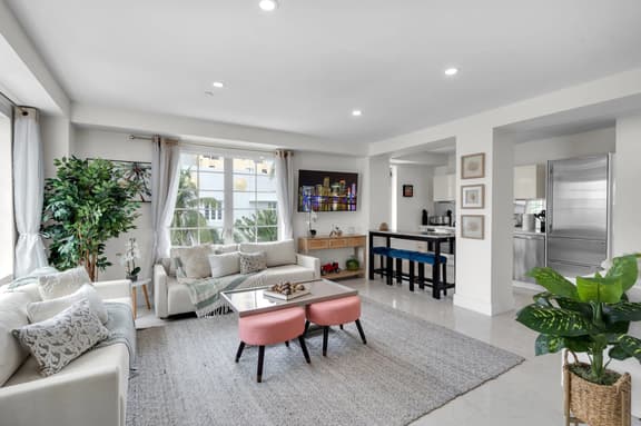 South Beach 1BR on Ocean Drive · Steps to the Sand - Image 1