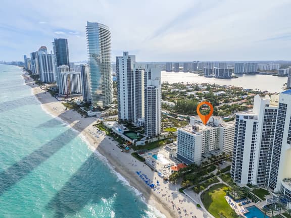 Beachfront Studio · 2 Queen Beds, Balcony + Pool - Image 1
