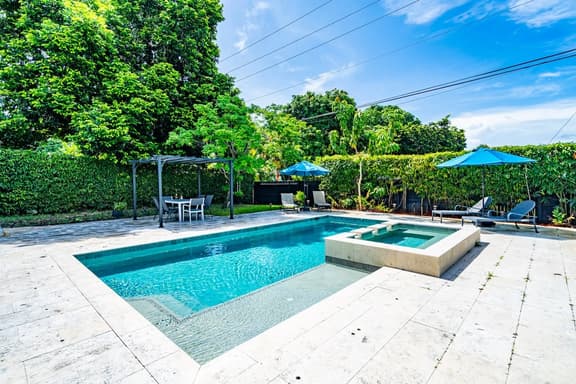 Heated Pool + Hot Tub 5BR · Sleeps 13, Hollywood - Image 1