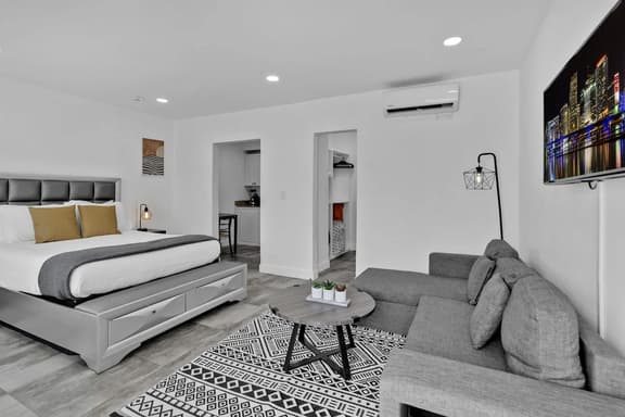 Charming Beach Studio · 2 Blocks to Ocean + Shops - Image 1
