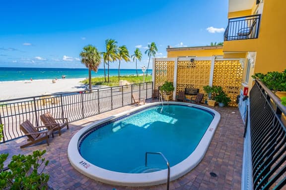 Beachfront 1BR · Ocean View, Pool + Free Parking - Image 1