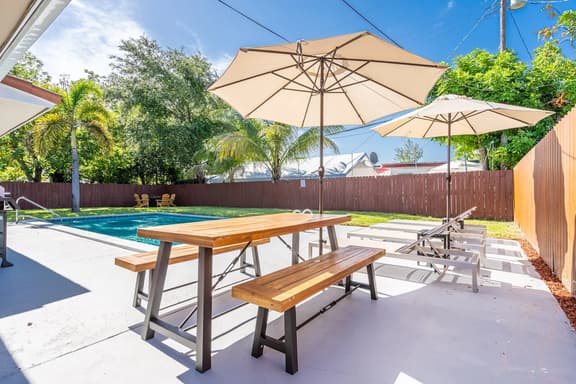 Bright 3BR + Private Pool · Quiet Hollywood Street - Image 1