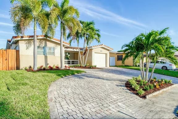 Heated Pool 3BR Family Home · Near Hollywood Beach - Image 1